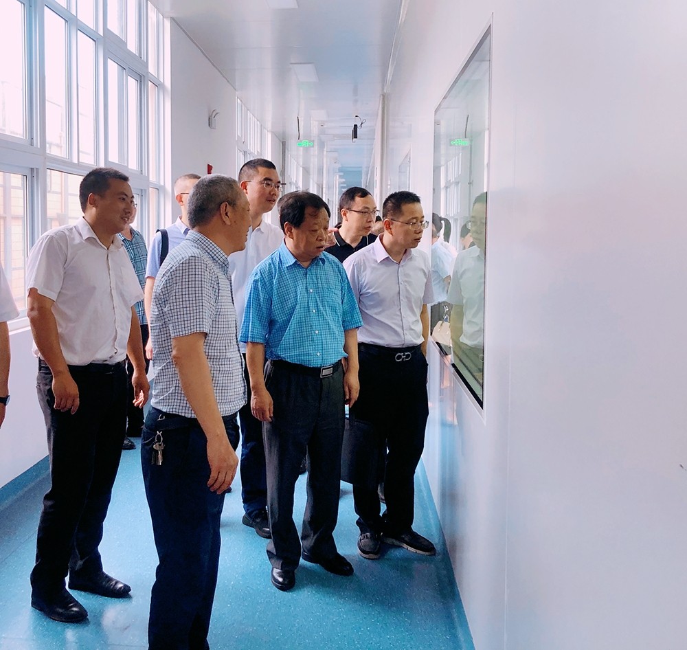 瀘州市政協(xié)副主席李鋒蒞臨天植中藥公司指導工作.jpg