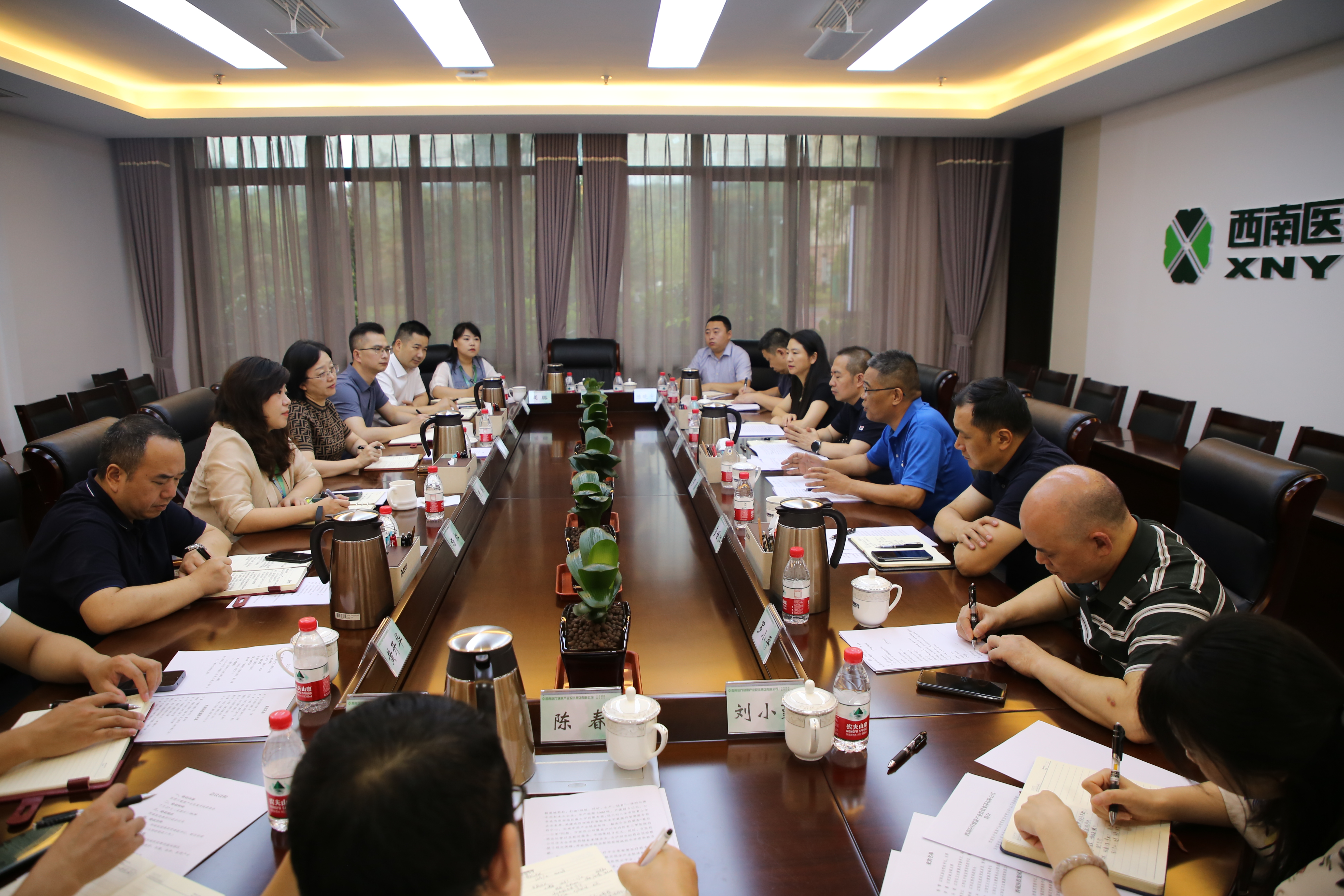 江陽區(qū)政協(xié)黨組書記、主席楊雷率隊調(diào)研西南醫(yī)投集團